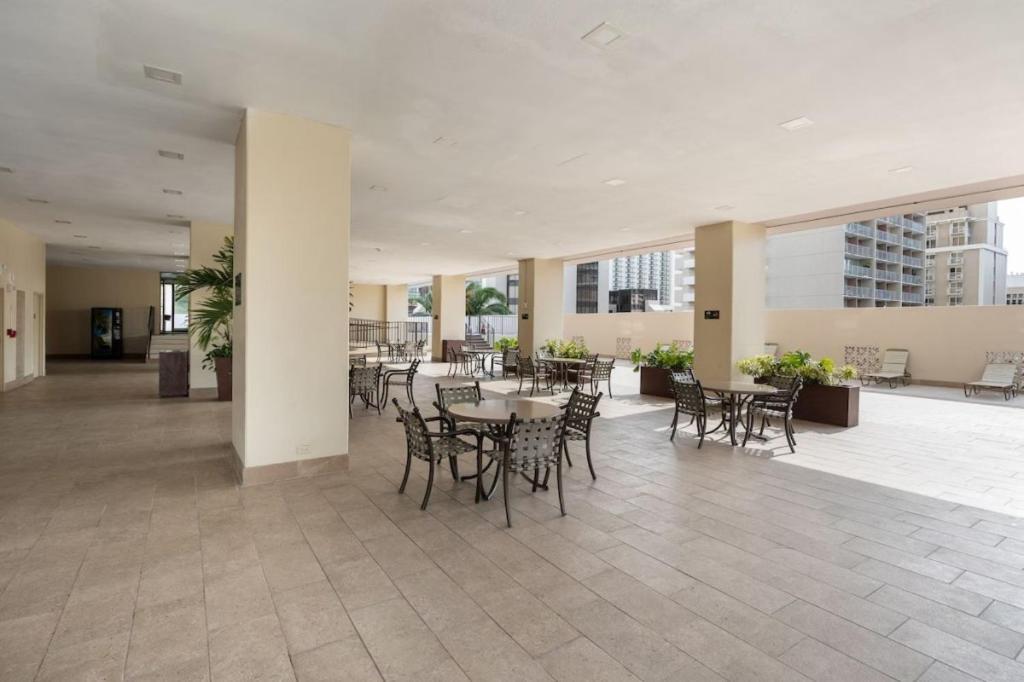 Heart Of Waikiki,1Bdrm,Free Parking, Wifi,No Resort Fees,Youtube,Netflix ! هونولولو المظهر الخارجي الصورة